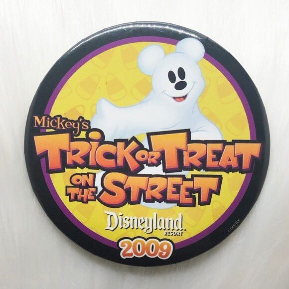 🔮 5/$25 Disney Disneyland Resort Mickey's Trick or Treat on the Street 2008 Pin - Picture 1 of 3